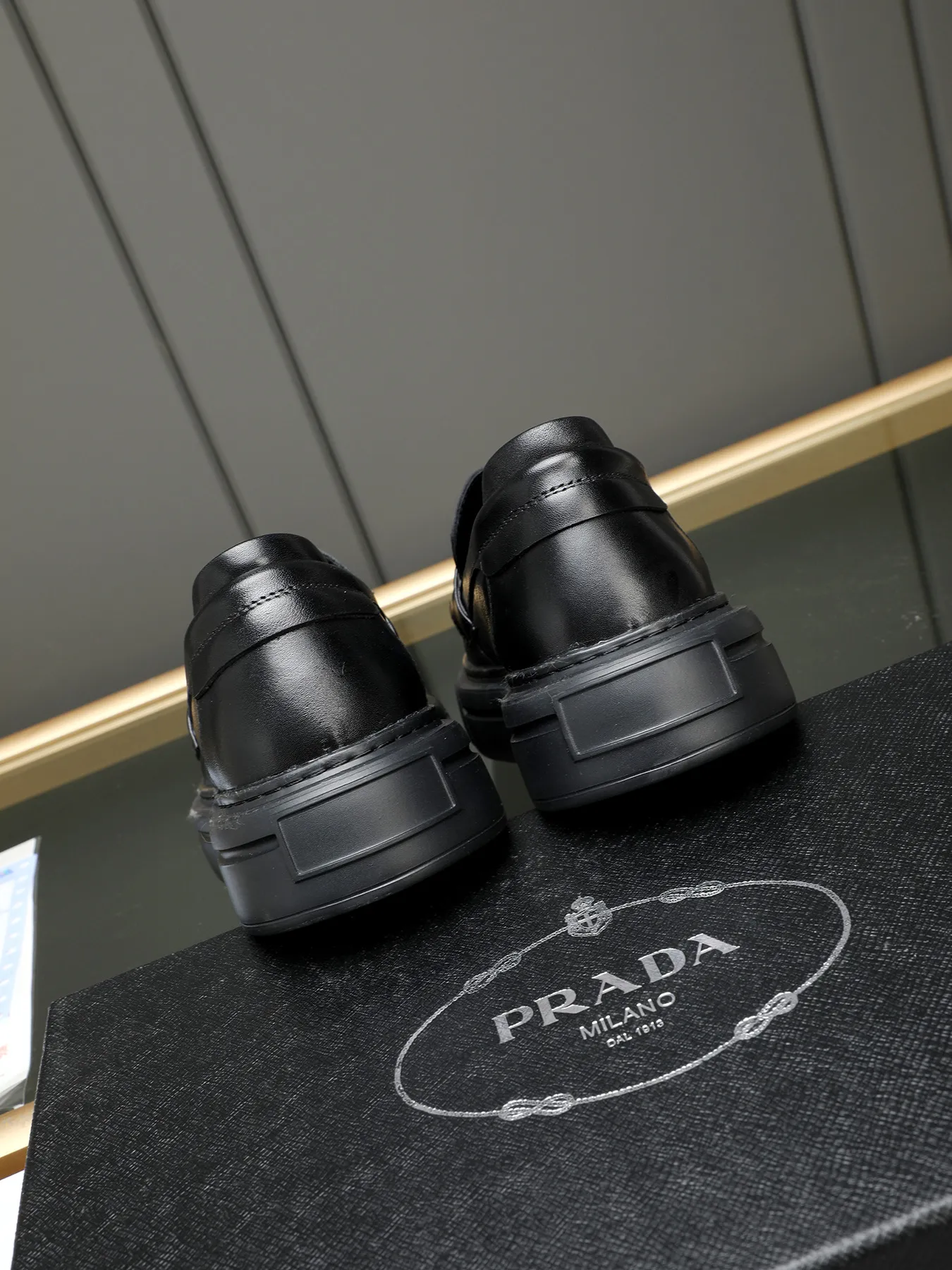 Men's Men's Shoes 💰500 Prada/Prada Men's new casual shoes, this upper is made of imported calfskin + sheep lining! The outsole is made of non-slip foam outsole, which feels good on your feet and is a fashionable and stylish item!  Size: 38-44 (45 customized)